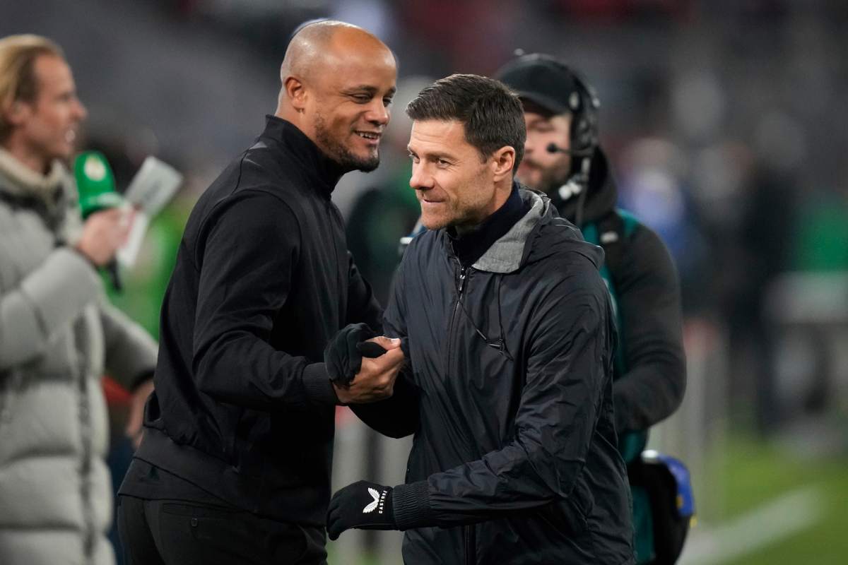 Xabi Alonso e Vincent Kompany allenatori si salutano prima di Bayern Monaco-Bayer Leverkusen