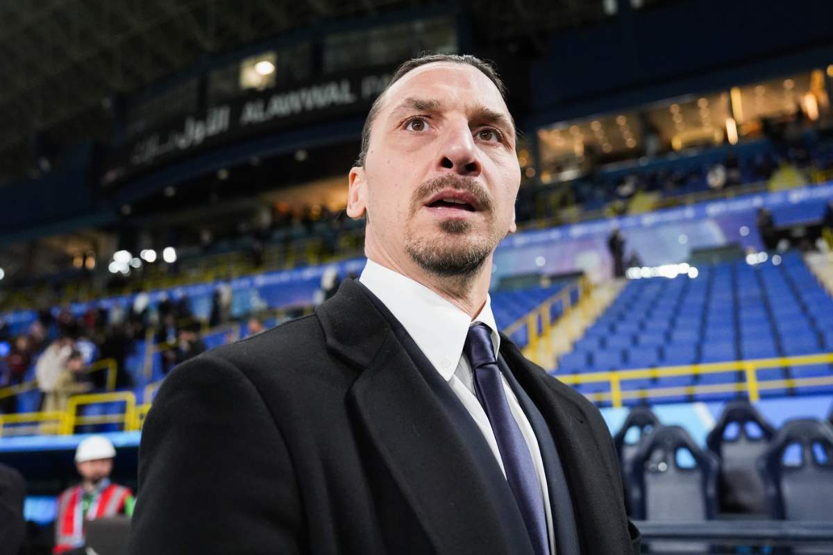 Zlatan Ibrahimovic dirigente del Milan con la faccia sorpresa