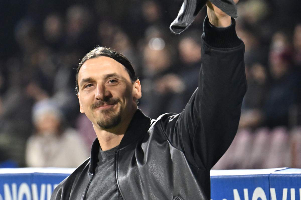 zlatan ibrahimovic dirigente del Milan saluta i tifosi allo stadio