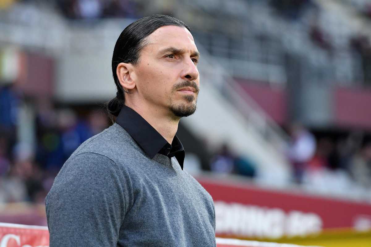 Zlatan Ibrahimovic dirigente del Milan con lo sguardo serio nel pre-partita