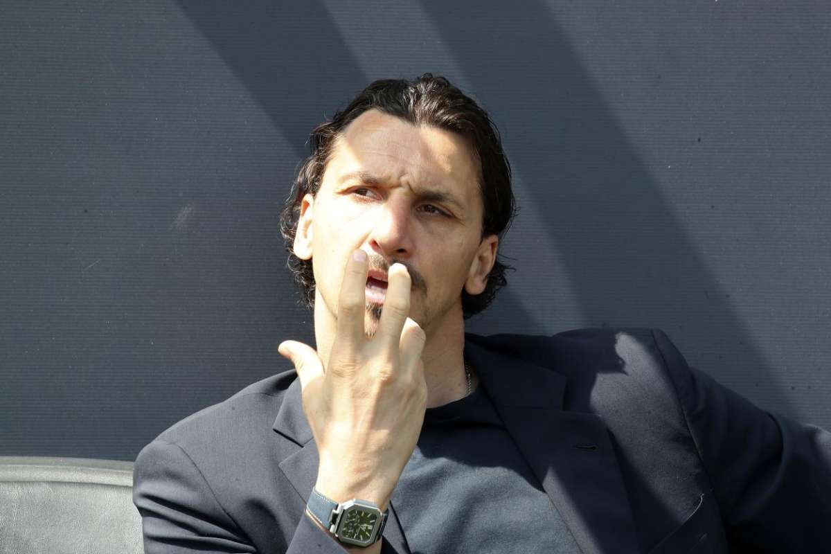 Zlatan Ibrahimovic dirigente del Milan con la mano destra davanti alla faccia mentre parla