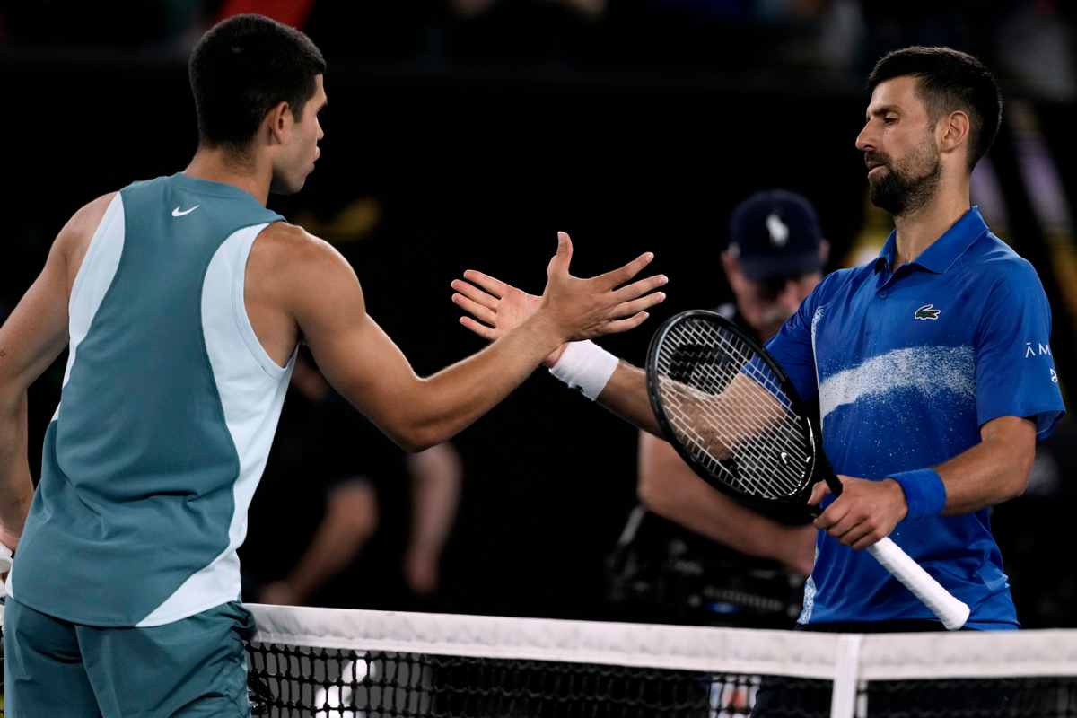 Djokovic e Alcaraz si stringono la mano a rete