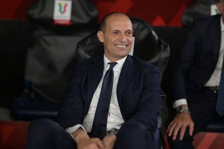Massimiliano Allegri sorridente in panchina