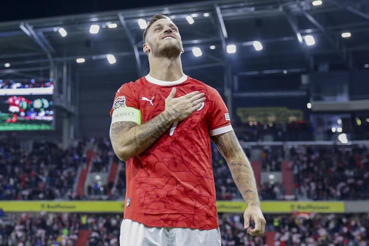 Arnautovic con la mano sul petto