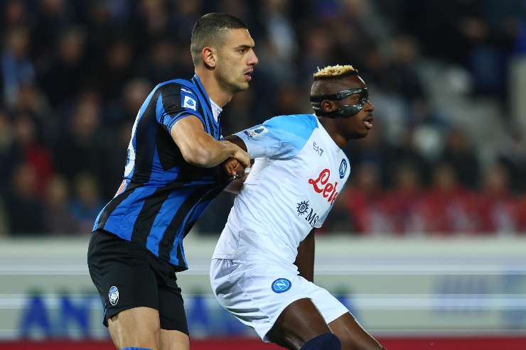 Demiral contrasta Osimhen in Atalanta-Napoli