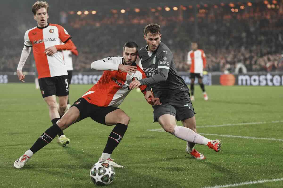 Gimenez duella con un difensore del Feyenoord