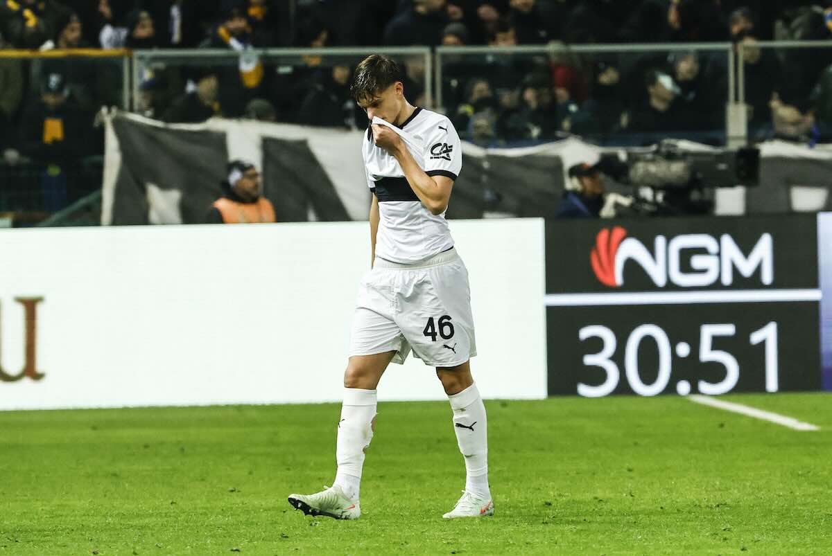 Leoni si asciuga il sudore con la maglia