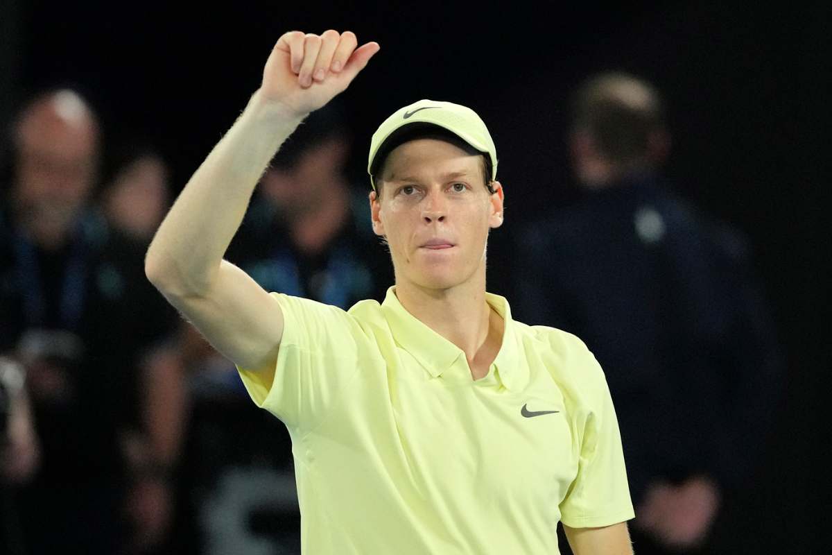 Jannik Sinner esulta con il braccio alzato