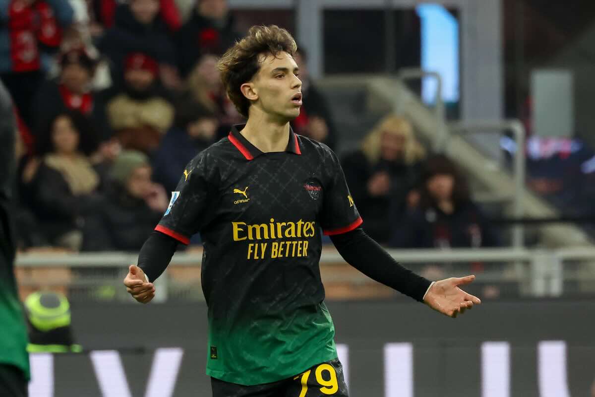 Joao Felix con le braccia aperte