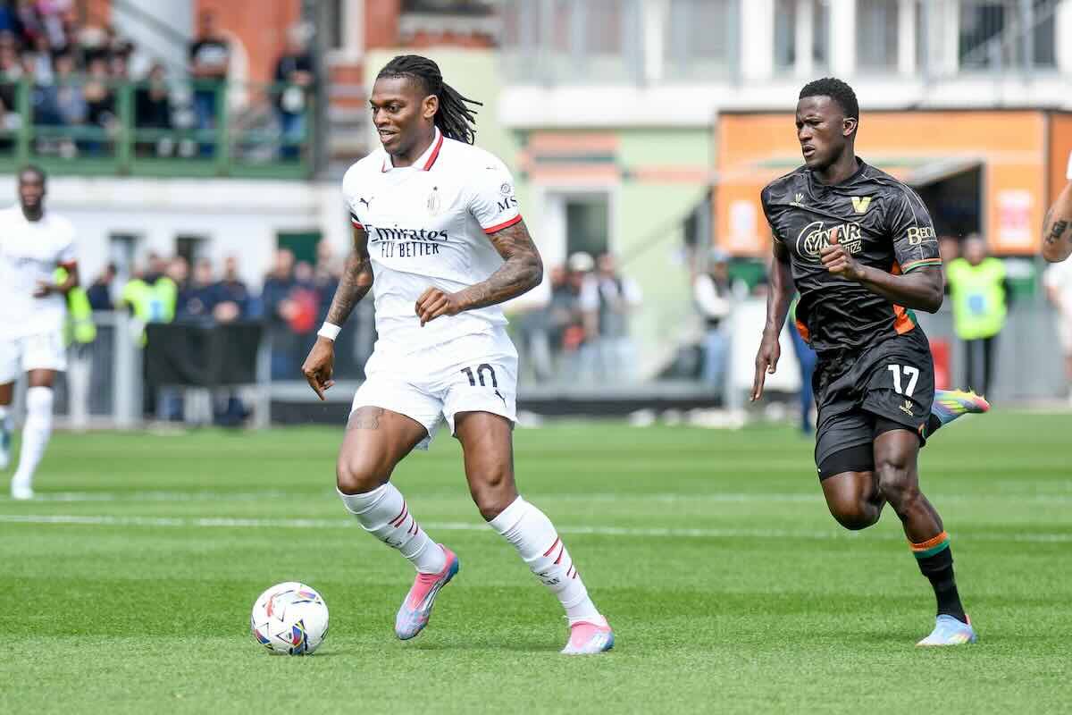 Leao in azione in Venezia Milan