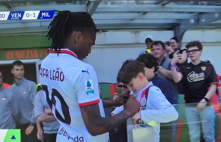 Leao autografa la maglia ad un bambino