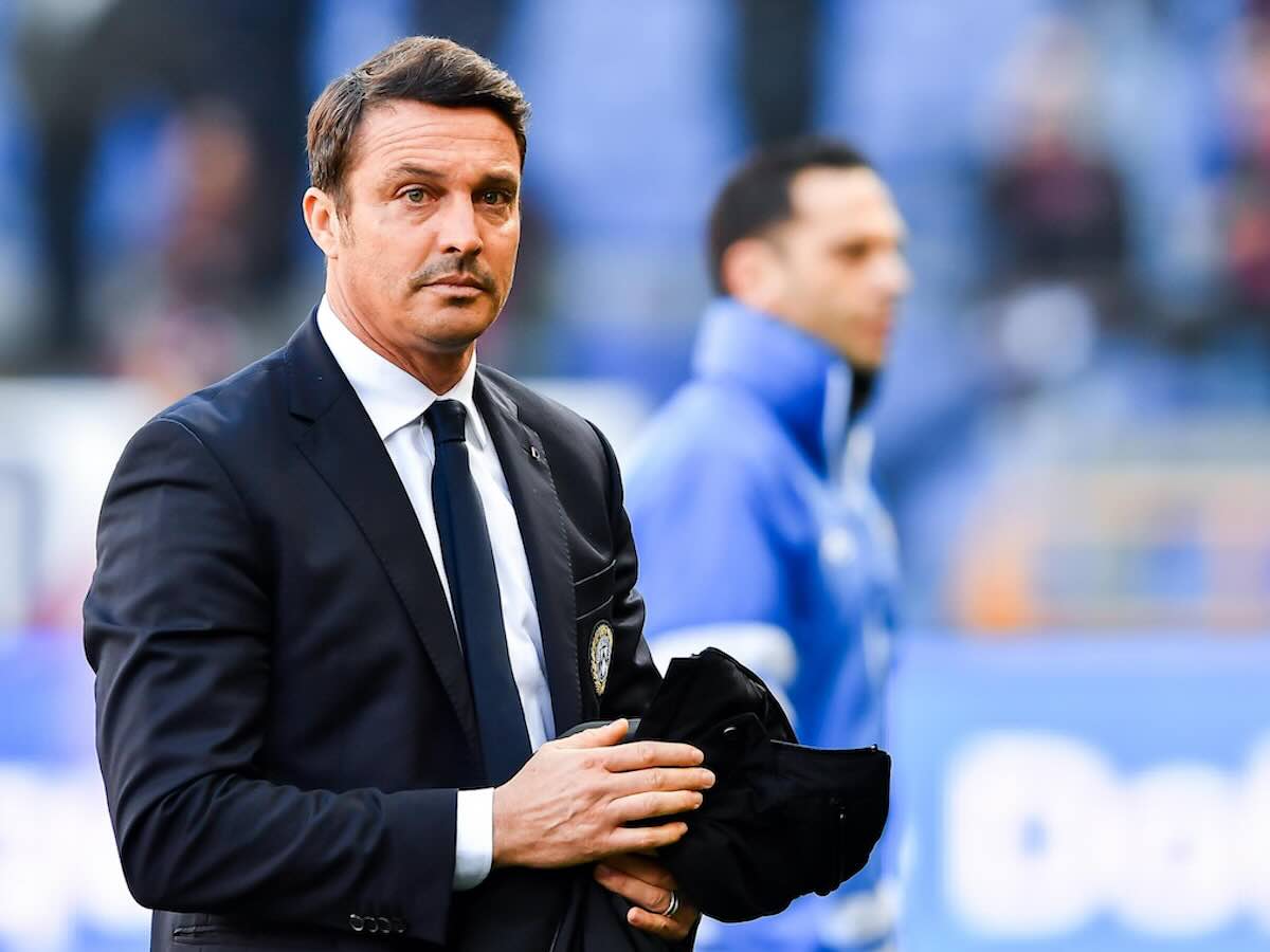 Massimo Oddo con la giacca in mano