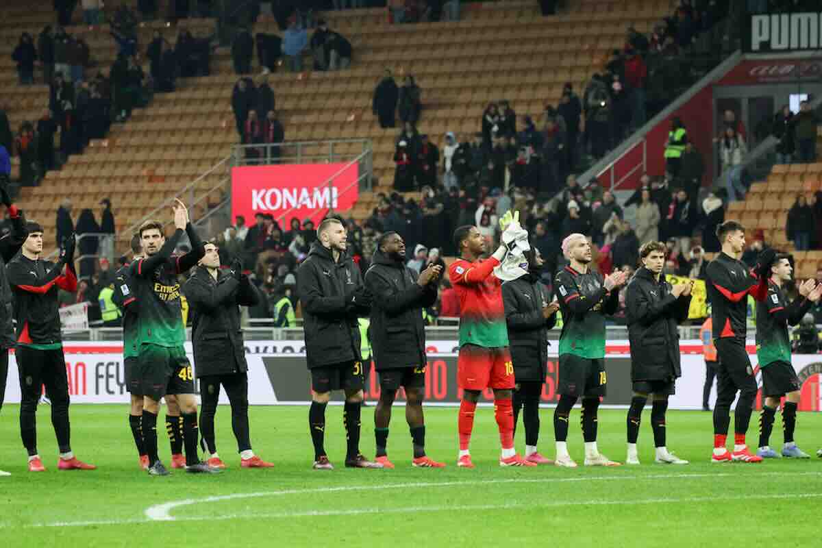 I giocatori del Milan salutano la curva