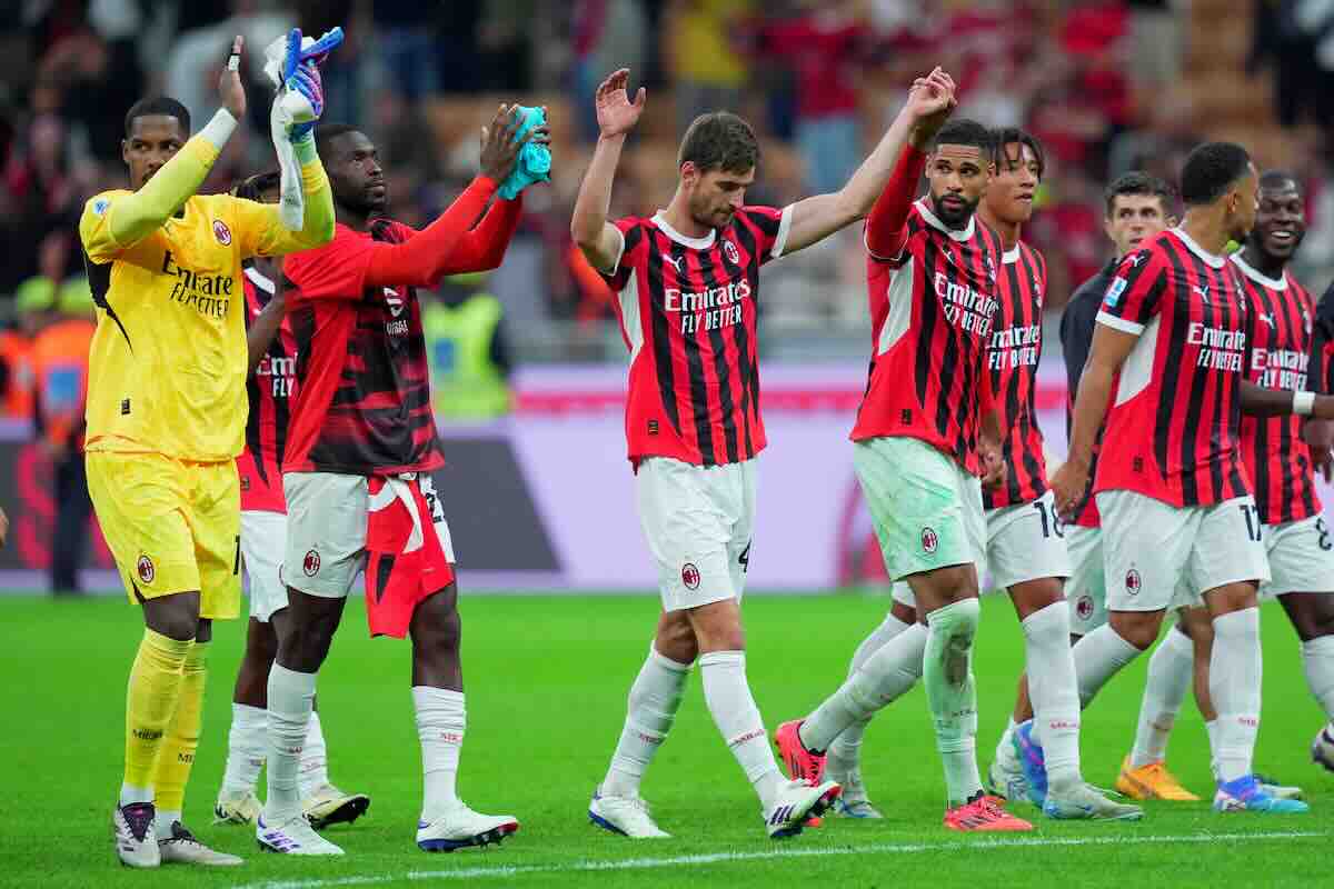 I giocatori del Milan salutano la curva
