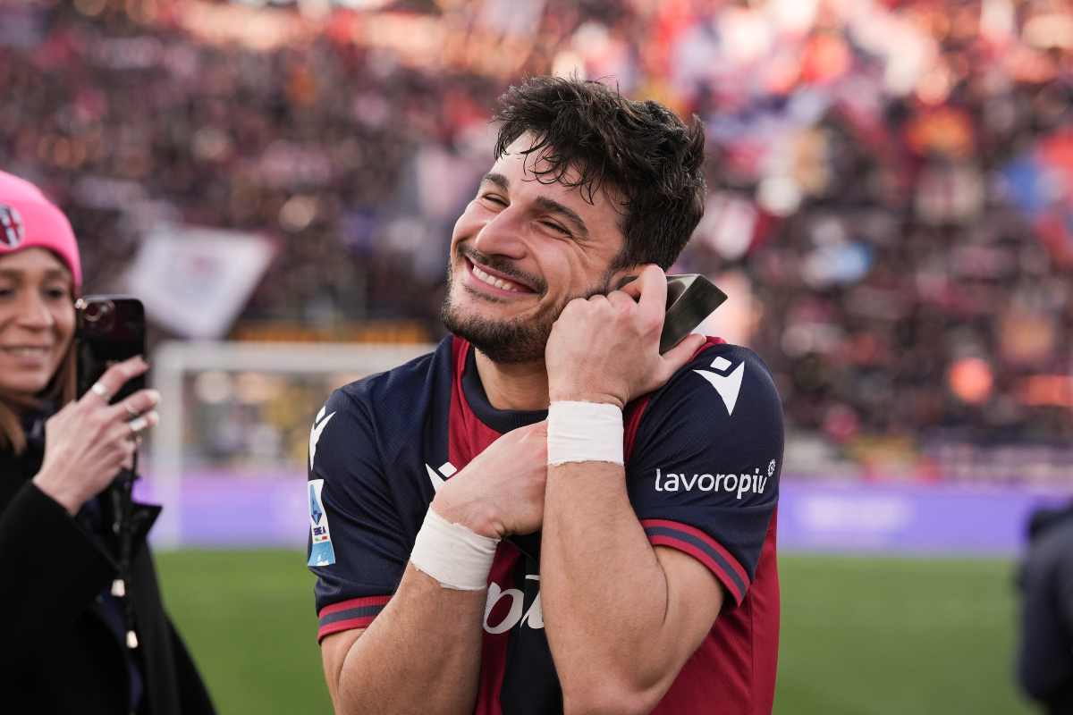Orsolini sorride con il trofeo del Man of the Match