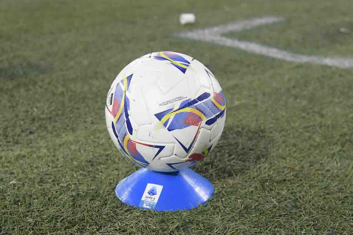 Pallone di Serie A su un conetto