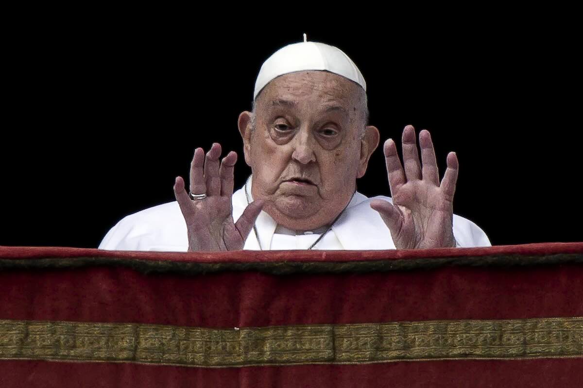 Papa Bergoglio saluta i federli