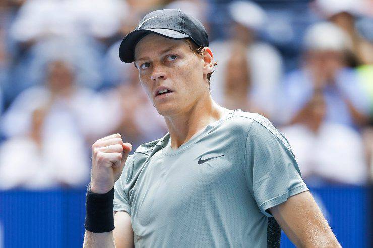 Sinner con il pugno chiuso