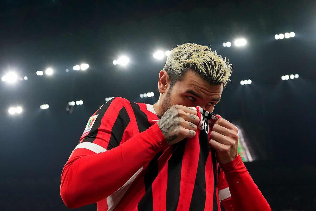 Theo Hernandez bacia la maglia del Milan