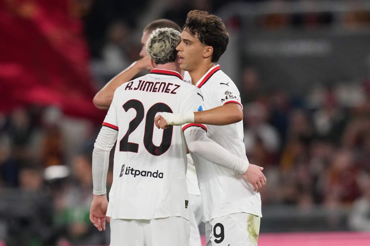 Alex Jimenez e Joao Felix si abbracciano per festeggiare un gol