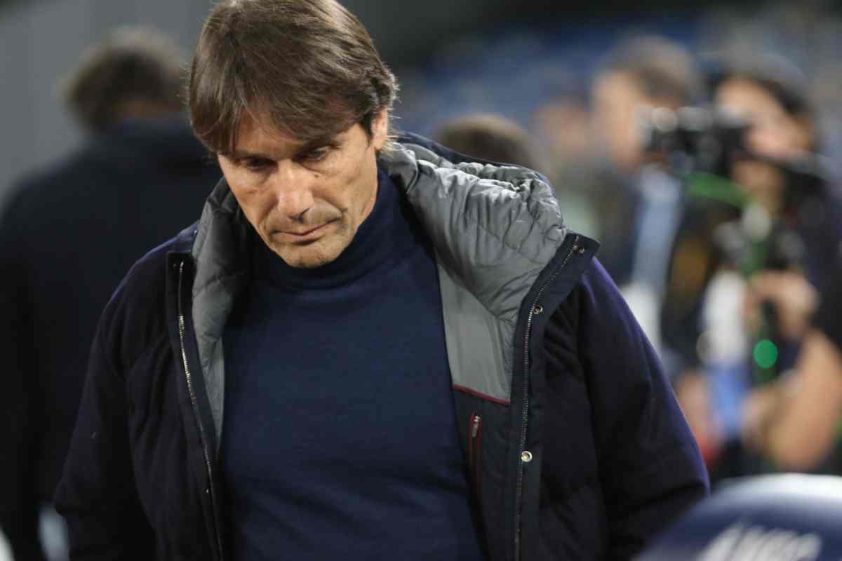 Antonio Conte con lo sguardo rivolto verso il basso
