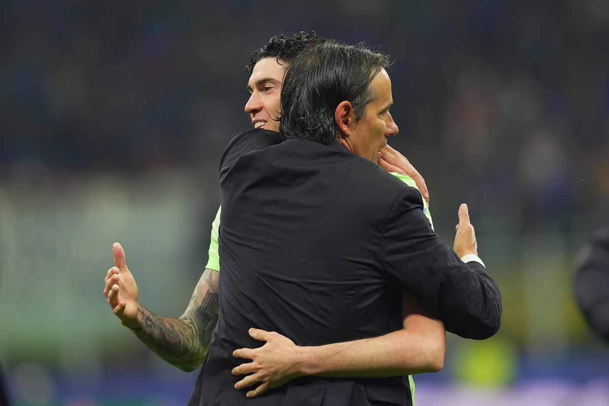 Bastoni abbraccia Inzaghi