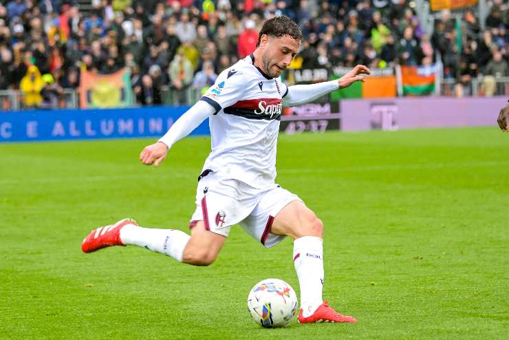 Davide Calabria calciatore del Bologna mentre sta per calciare il pallone con il piede destro