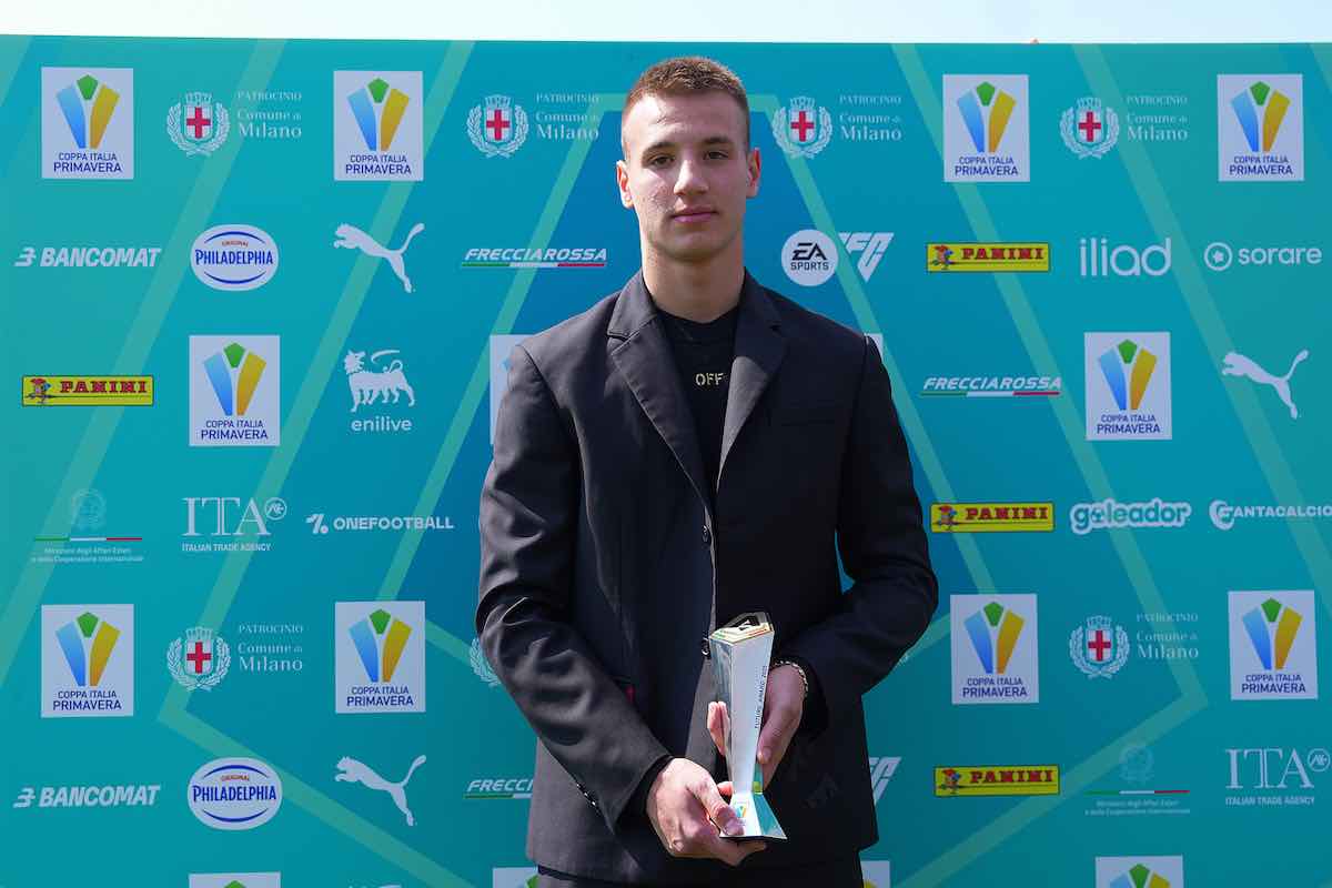 Francesco Camarda col premio di miglior giocatote