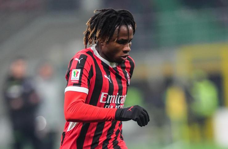 Samuel Chukwueze in azione con la maglia rossonera del Milan