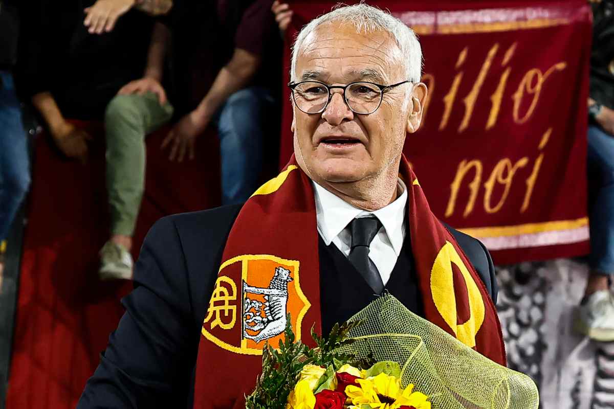 Claudio Ranieri allenatore della Roma con un mazzo di fiori in mano sotto la Curva allo stadio Olimpico
