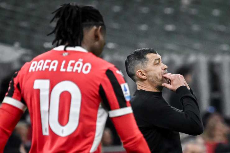 Sergio Conceicao allenatore del Milan fischia mentre Rafael Leao cammina
