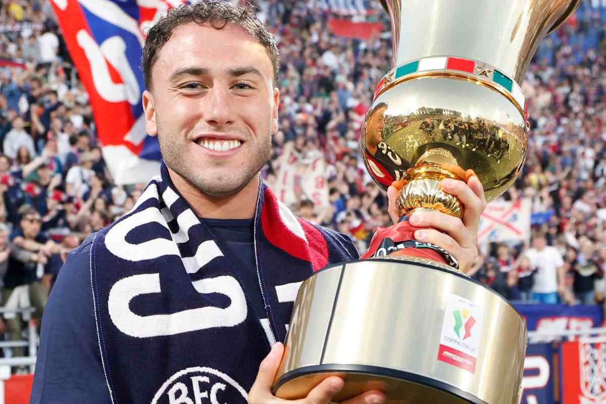 Davide Calabria terzino del Bologna posa con la Coppa Italia