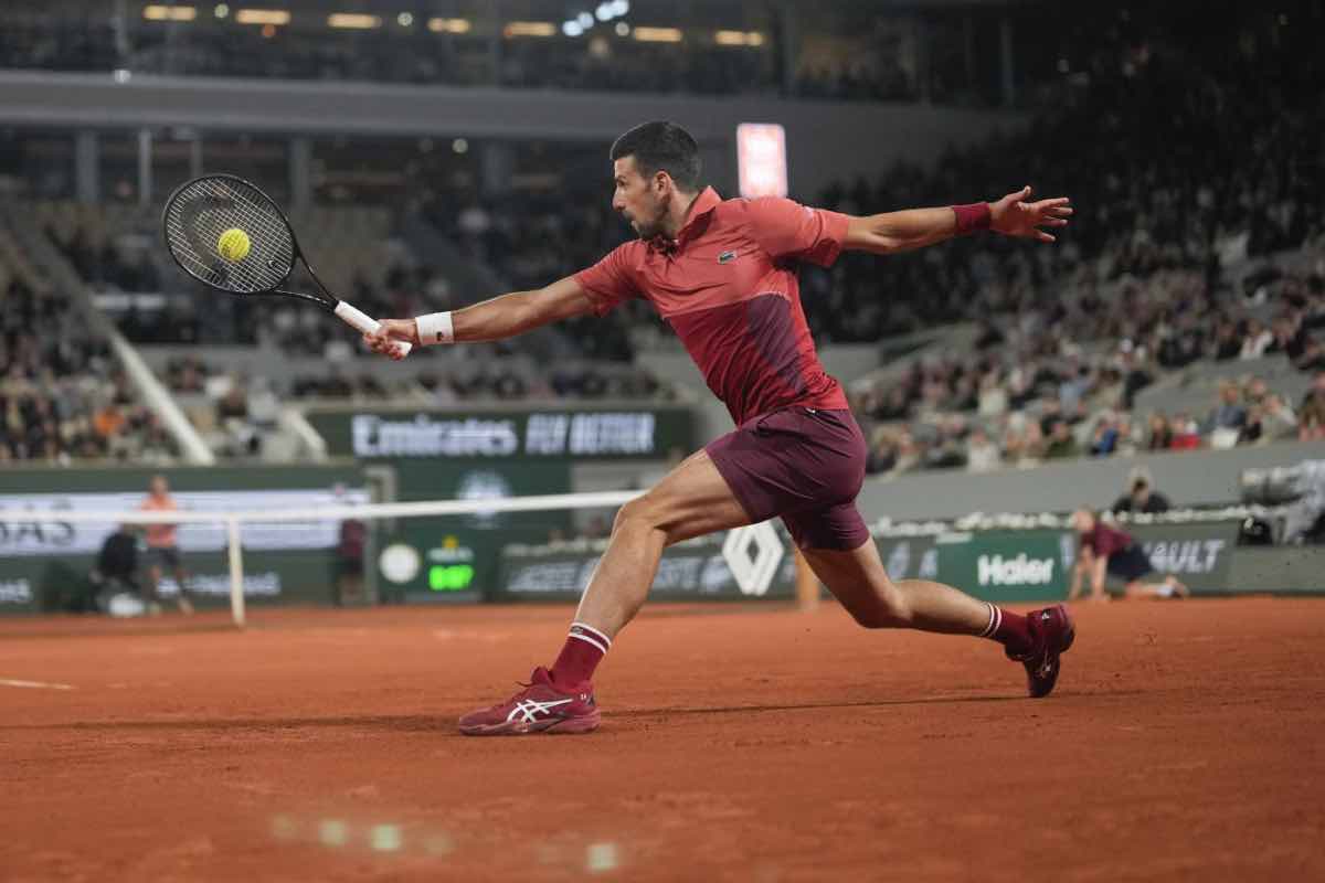 Djokovic mentre colpisce la palla