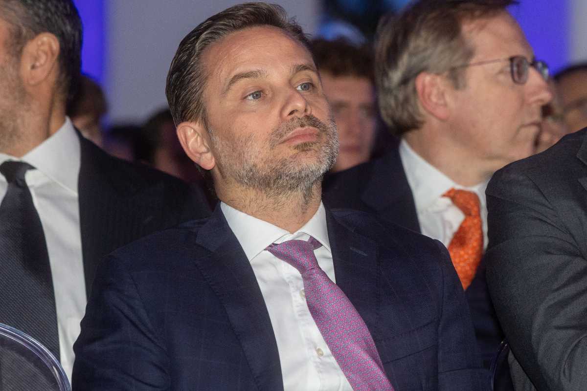 Giorgio Furlani amministratore delegato del Milan seduto con faccia seria a un evento