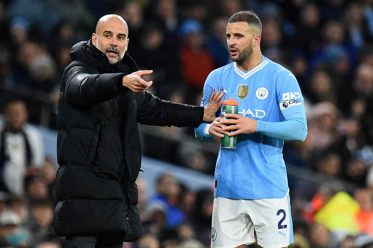 Pep Guardiola assieme a Kyle Walker con la maglia azzurra del Manchester City