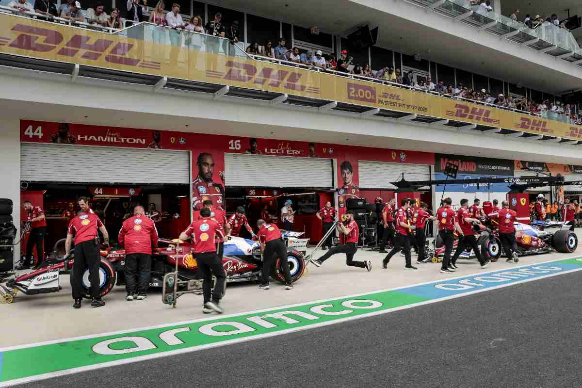 Lewis Hamilton e Charles Leclerc al box Ferrari con le loro macchine SF-25