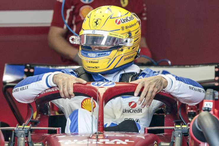 Lewis Hamilton pilota Ferrari esce dall'abitacolo della SF-25 a Miami