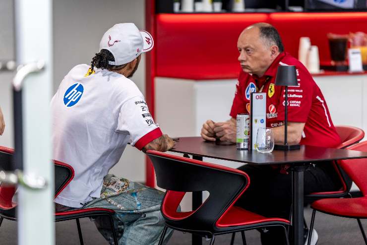 Lewis Hamilton e Frederic Vasseur parlano seduti a un tavolino a Miami