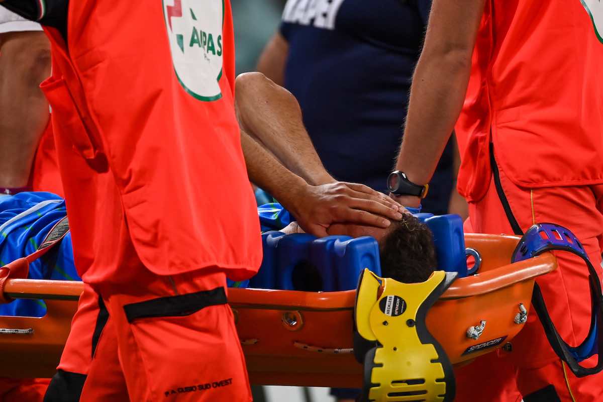 Infortunio, giocatore esce in barella