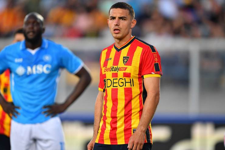 Krstovic attaccante del Lecce con sguardo concentrato durante una partita