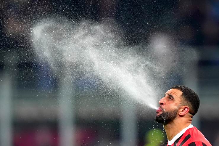 Kyle Walker terzino del Milan sputa l'acqua prima della partita