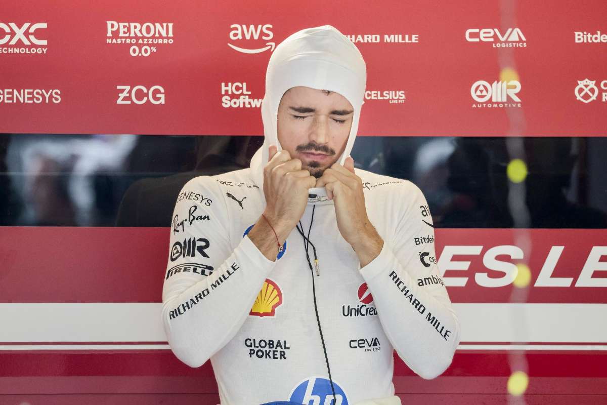 Charles Leclerc pilota Ferrari F1 nel box rosso