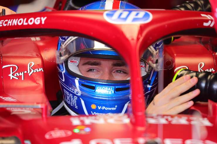 Charles Leclerc pilota Ferrari F1 nell'abitacolo della SF-25