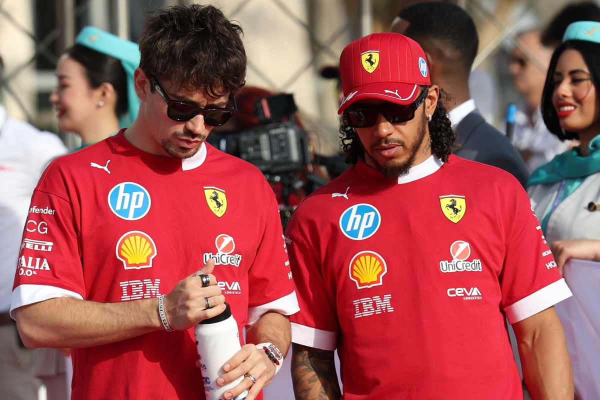 Charles Leclerc e Lewis Hamilton piloti Ferrari assieme nel paddock F1