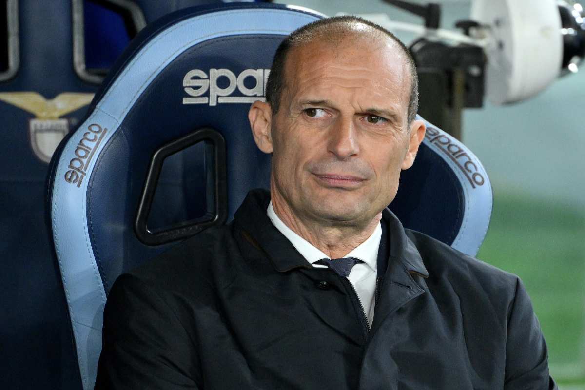 Massimiliano Allegri in primo piano, seduto in panchina e con un'espressione preoccupata
