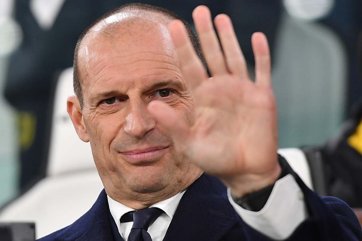 Massimiliano Allegri allenatore del Milan saluta con la mano sinistra