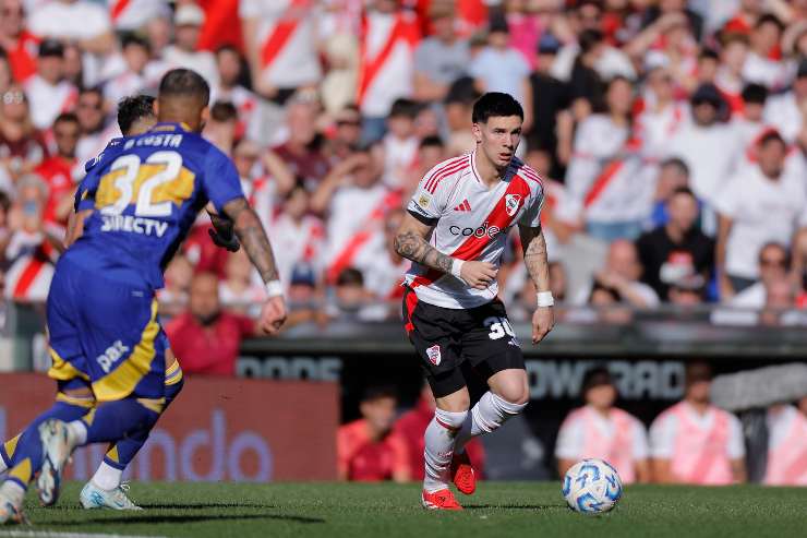 Franco Mastantuono calciatore del River Plate con la palla al piede