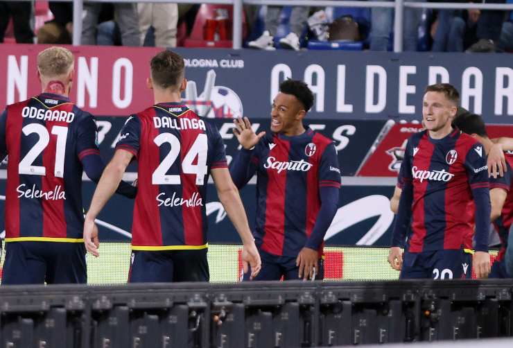 Ndoye esulta con altri calciatori del Bologna dopo un gol