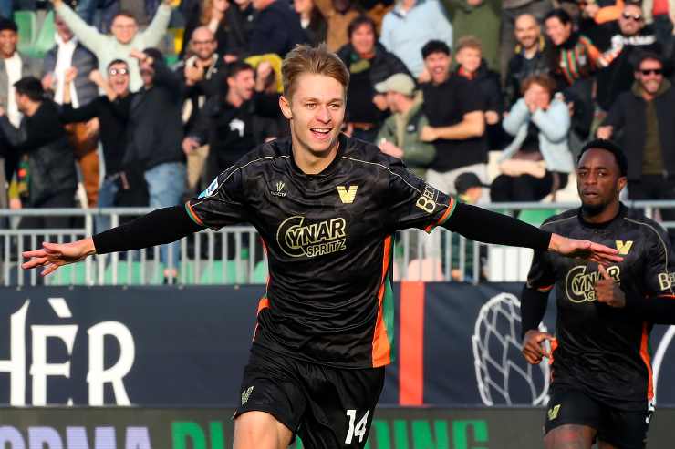 Nicolussi Caviglia esulta dopo un gol con la maglia del Venezia