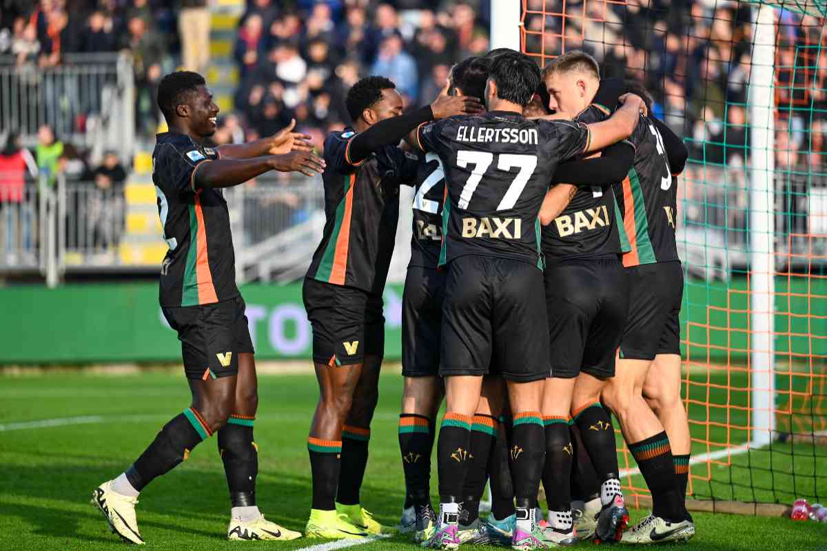 Nicolussi Caviglia esulta con i calciatori del Venezia dopo un gol